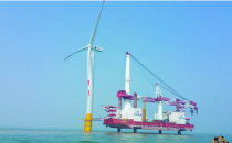 由我国自主研发的首台深远海漂浮式风电平台扶摇号正式起航